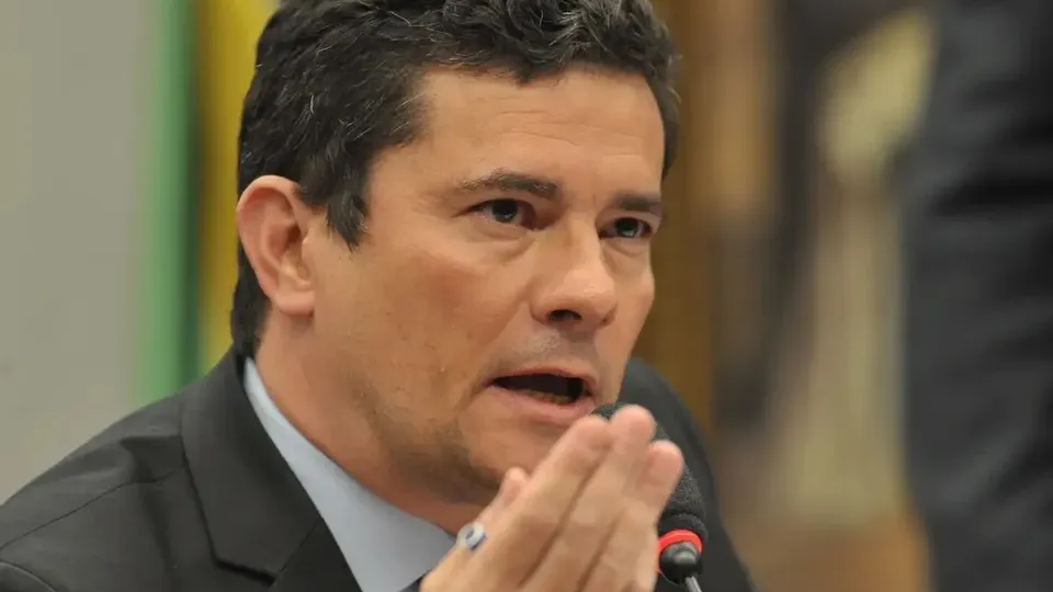 &Aacute;lvaro Dias (MDB) se destaca nas men&ccedil;&otilde;es ao Senado, enquanto a segunda vaga apresenta empate t&eacute;cnico entre candidatos.