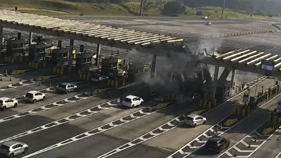 Um acidente tr&aacute;gico na SP-340 resultou na morte de um motorista e danos significativos &agrave; estrutura do ped&aacute;gio.