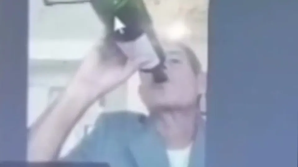 Juiz &eacute; flagrado bebendo vinho e fumando durante sess&atilde;o virtual em Minas Gerais