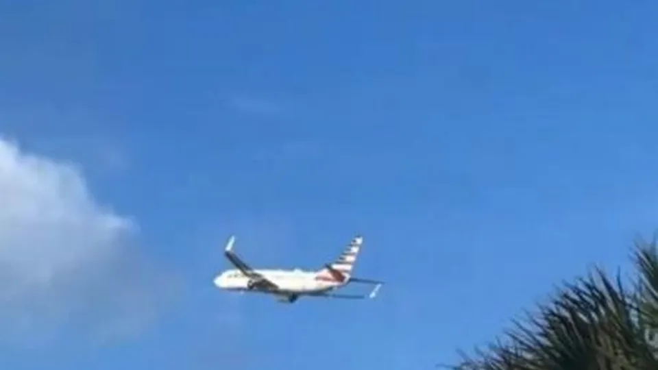 Avi&atilde;o da American Airlines pega fogo ap&oacute;s colidir com aves durante decolagem nos EUA