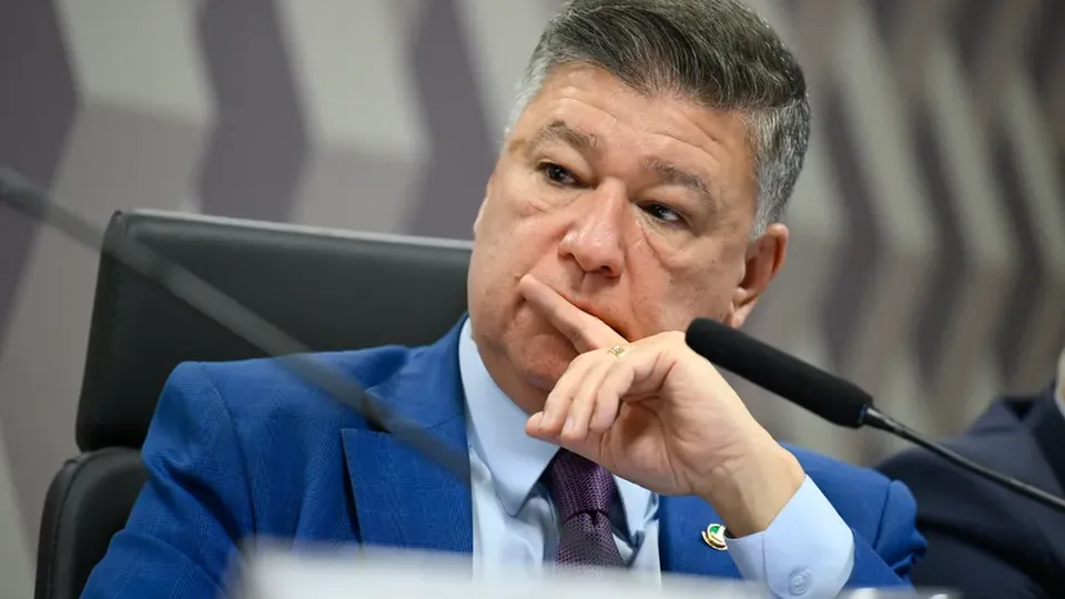 Senador de Minas Gerais articula assinaturas para investigar supostas liga&ccedil;&otilde;es do filho de Lula com o governo federal