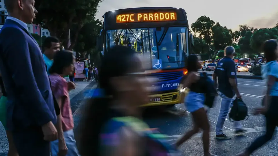 Estudo revela que fatores como isolamento e depend&ecirc;ncia digital impactam a participa&ccedil;&atilde;o nas urnas
