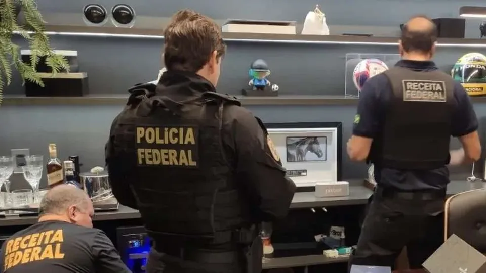 A&ccedil;&atilde;o investiga crimes de evas&atilde;o de divisas e lavagem de dinheiro; cinco mandados de busca foram cumpridos.