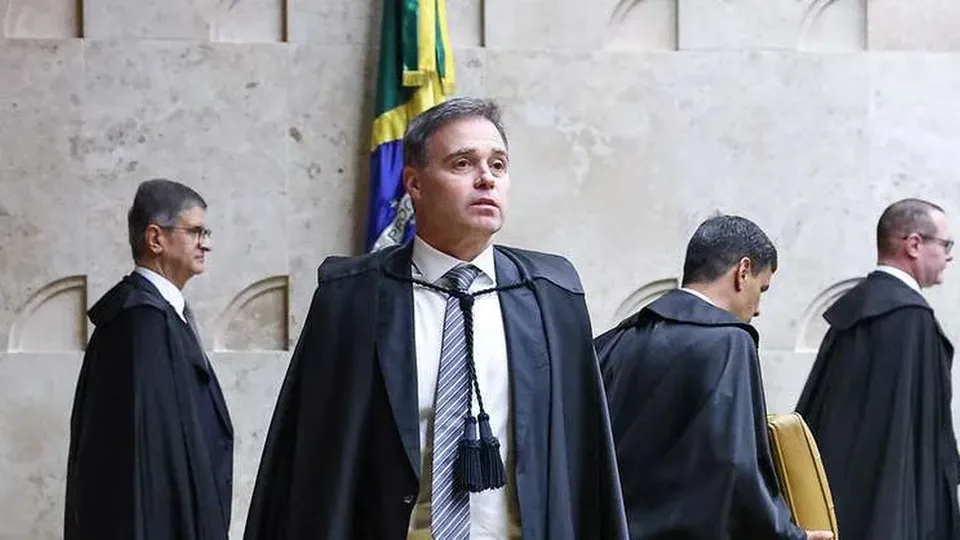 Decis&atilde;o do presidente do STF, Edson Fachin, adia an&aacute;lise da atua&ccedil;&atilde;o de Mendon&ccedil;a em casos de fraudes do INSS e Banco Master.